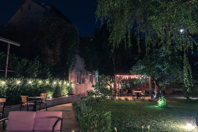 Vrt caffe bara Domenico noću