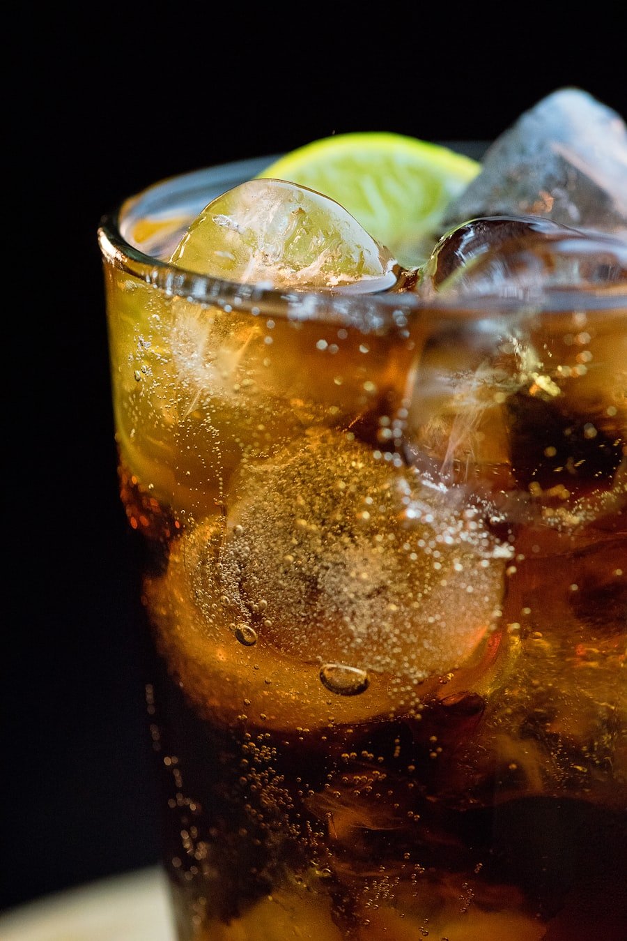 Cola s ledom i limetom