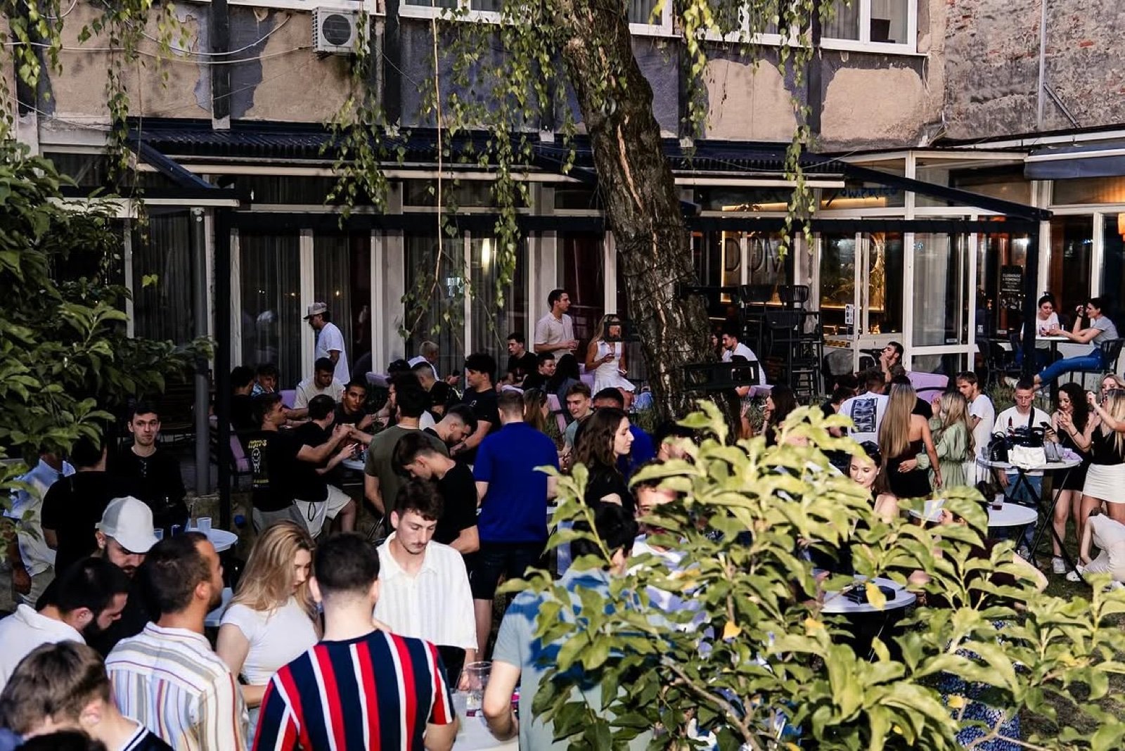 Puno dvorište Domenica u sumrak