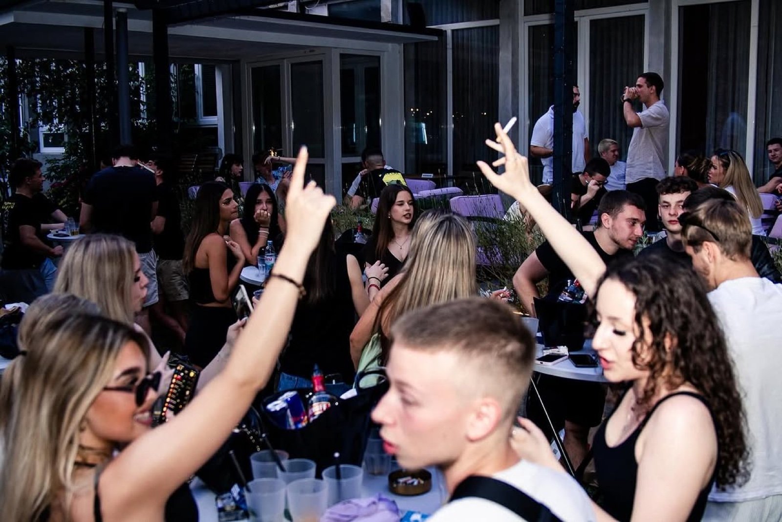 Ruke u zraku na partyju u dvorištu