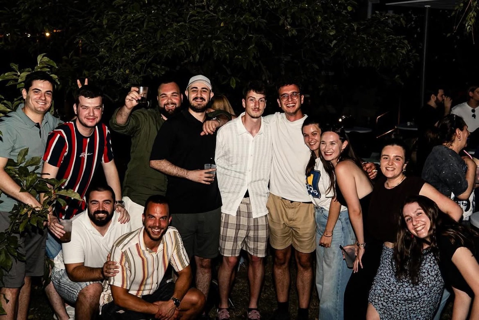 Grupna fotografija ispod stabla